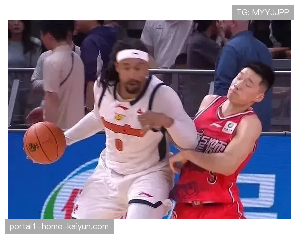 萨林杰篮下被推出界未获判 杜锋抗议反吃技犯 萨林杰篮下被推出界未获判 杜锋抗议反吃技犯